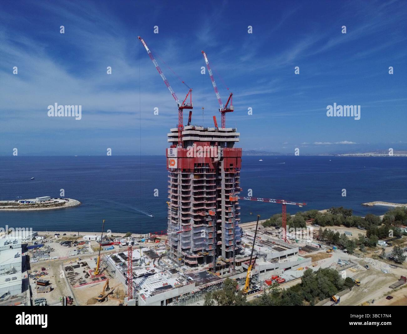 Athènes, Grèce, 15 mai 2025. Dans une vue aérienne, la construction du plus haut gratte-ciel résidentiel en bord de mer de la Méditerranée connu sous le nom de « Riviera Tower » est en cours. Le 'Ellinikon' est un projet immobilier de luxe pour les super-riches et les étrangers, avec la construction du gratte-ciel de 200 mètres de haut de 50 étages, situé à seulement 6 miles de l'ancienne Acropole. Crédit : Dimitris Aspiotis/Alamy Banque D'Images