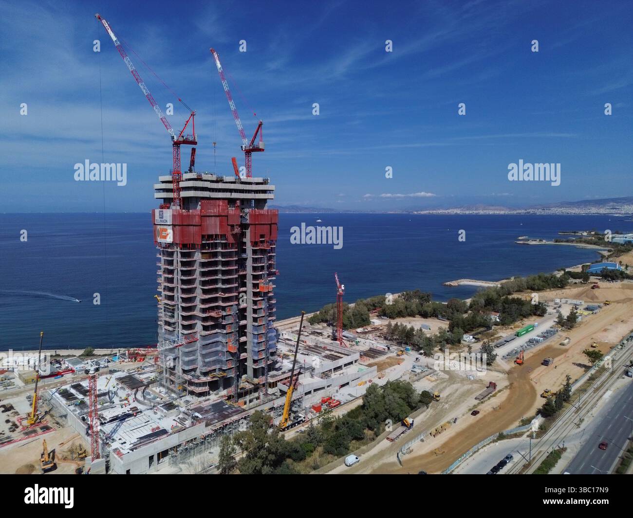 Athènes, Grèce, 15 mai 2025. Dans une vue aérienne, la construction du plus haut gratte-ciel résidentiel en bord de mer de la Méditerranée connu sous le nom de « Riviera Tower » est en cours. Le 'Ellinikon' est un projet immobilier de luxe pour les super-riches et les étrangers, avec la construction du gratte-ciel de 200 mètres de haut de 50 étages, situé à seulement 6 miles de l'ancienne Acropole. Crédit : Dimitris Aspiotis/Alamy Banque D'Images