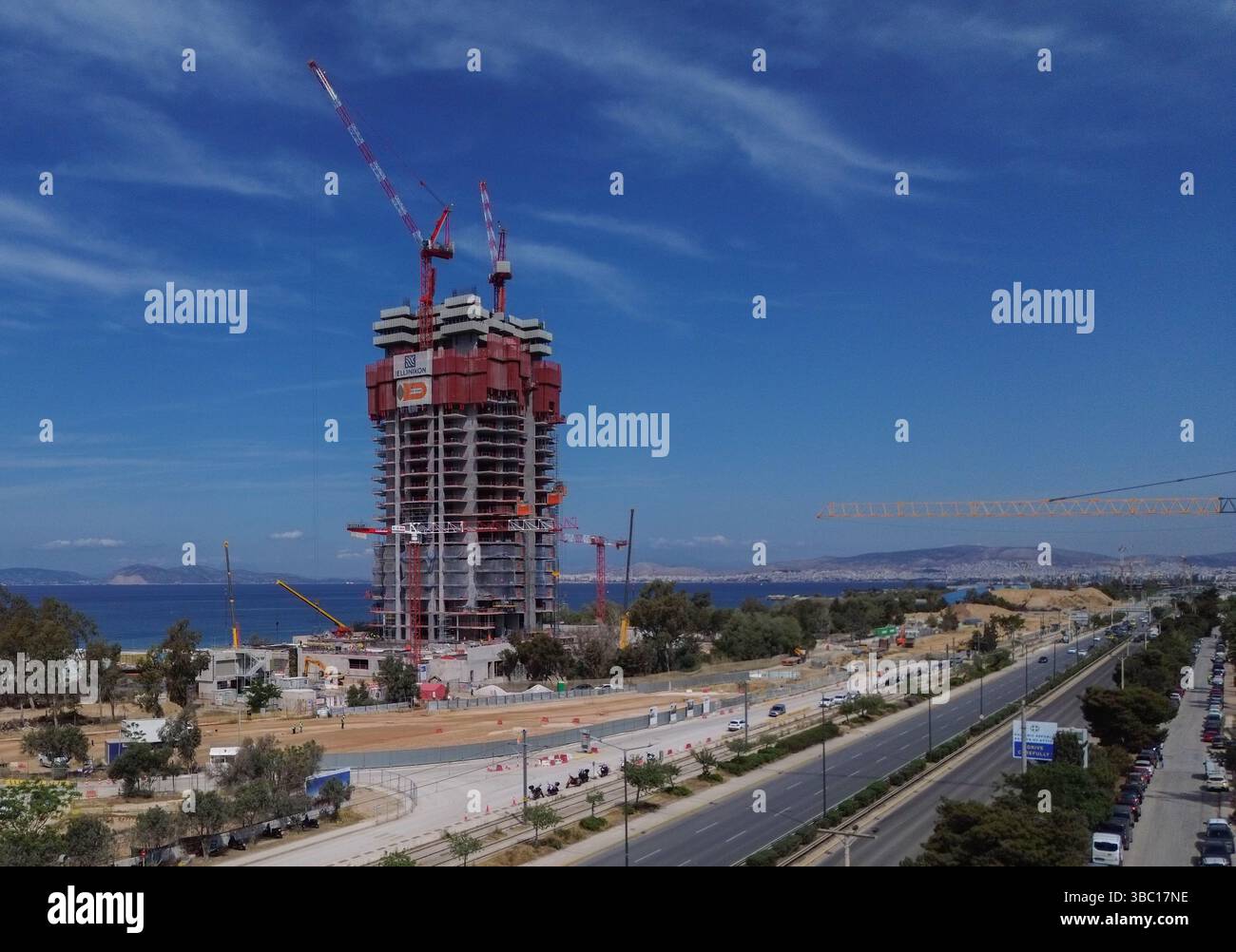 Athènes, Grèce, 15 mai 2025. Dans une vue aérienne, la construction du plus haut gratte-ciel résidentiel en bord de mer de la Méditerranée connu sous le nom de « Riviera Tower » est en cours. Le 'Ellinikon' est un projet immobilier de luxe pour les super-riches et les étrangers, avec la construction du gratte-ciel de 200 mètres de haut de 50 étages, situé à seulement 6 miles de l'ancienne Acropole. Crédit : Dimitris Aspiotis/Alamy Banque D'Images