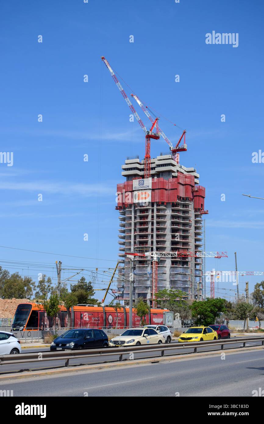Athènes, Grèce, 15 mai 2025. La construction du plus haut gratte-ciel résidentiel en bord de mer de la Méditerranée, connu sous le nom de « Riviera Tower », est en cours. Le 'Ellinikon' est un projet immobilier de luxe pour les super-riches et les étrangers, avec la construction du gratte-ciel de 200 mètres de haut de 50 étages, situé à seulement 6 miles de l'ancienne Acropole. Crédit : Dimitris Aspiotis/Alamy Banque D'Images