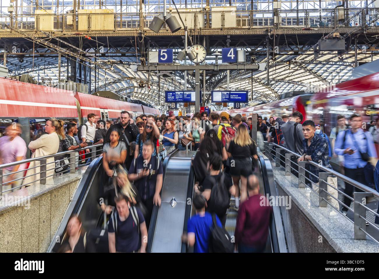 Gare centrale de Cologne. Escaliers menant aux plates-formes. Voyageurs attendant leur train sur le quai. Foule avec flou de mouvement. Cologne, Rhénanie-du-Nord-Wes Banque D'Images