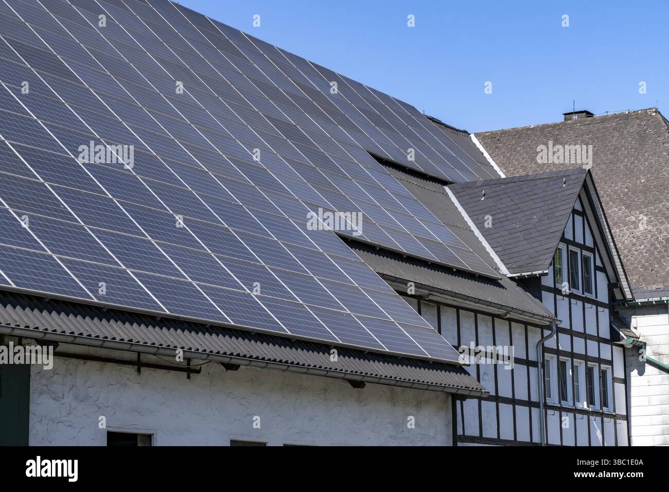 Ferme, bâtiment à colombages, écuries, avec système photovoltaïque sur le toit, dans le Hochsauerlandkreis, Niedersorpe, quartier de Schmallenberg, Nord Banque D'Images