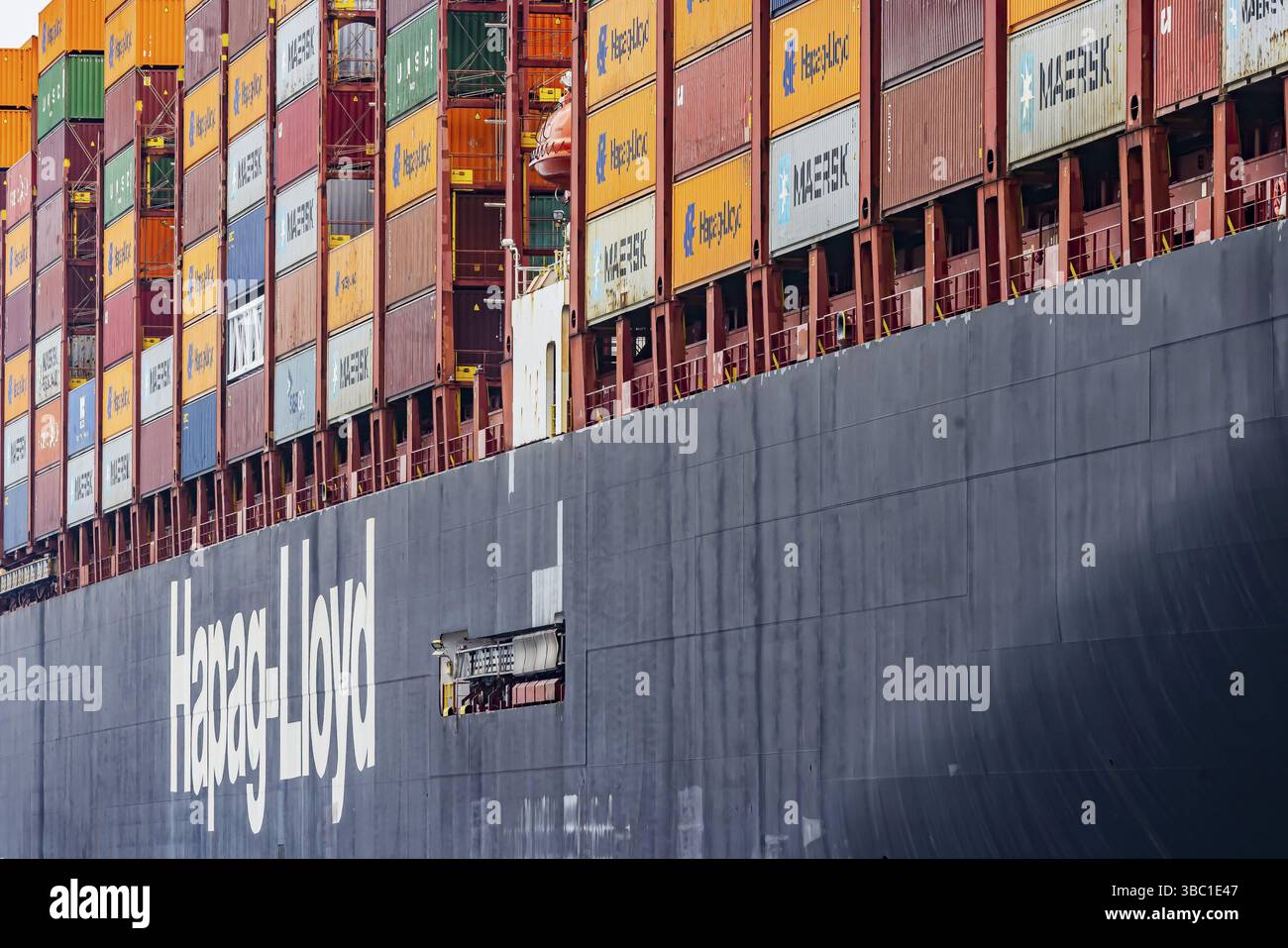 Porte-conteneurs TIHAMA de Hapag Lloyd. Avec une longueur de 400 mètres, l’ULCV est l’un des plus grands porte-conteneurs au monde. Termin. Conteneur APM Banque D'Images