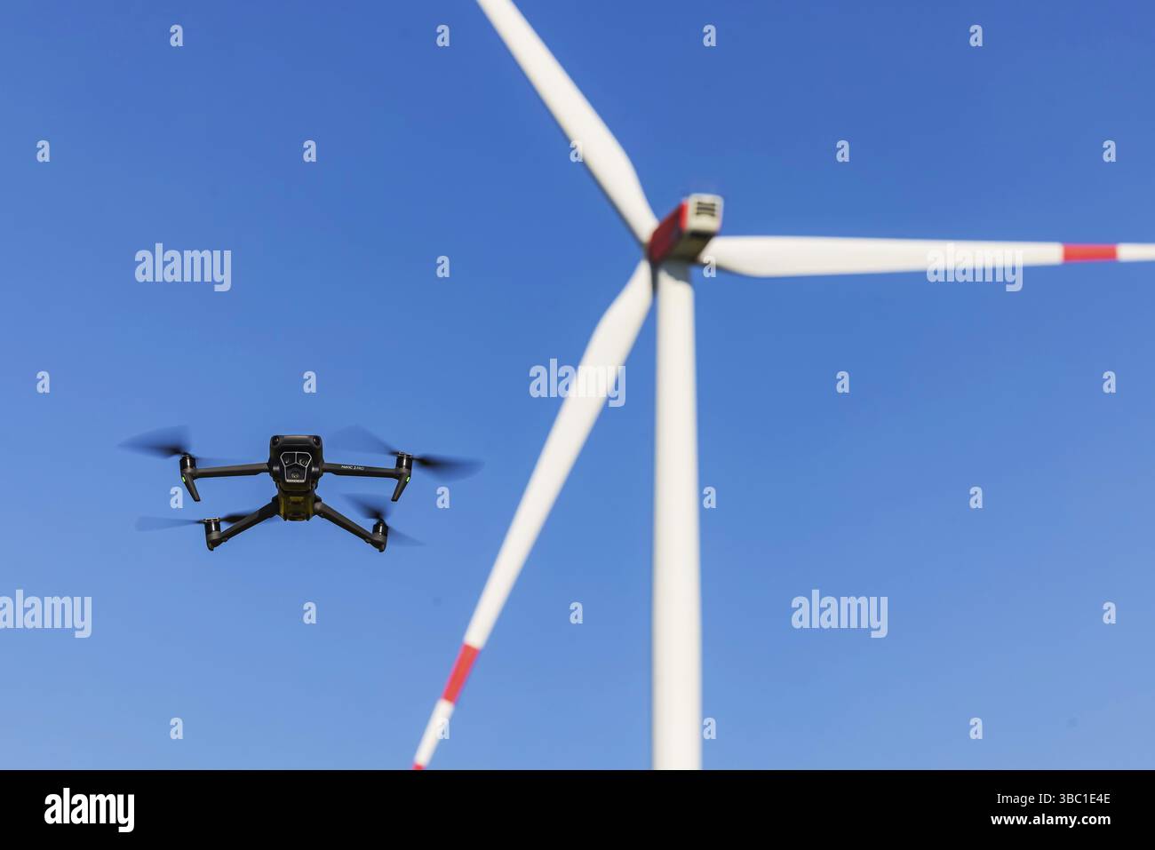 Un drone Mavic 3 Pro vole pour une éolienne dans un parc éolien. Dornstadt, Bade-Wuertemberg, Allemagne, Europe Banque D'Images