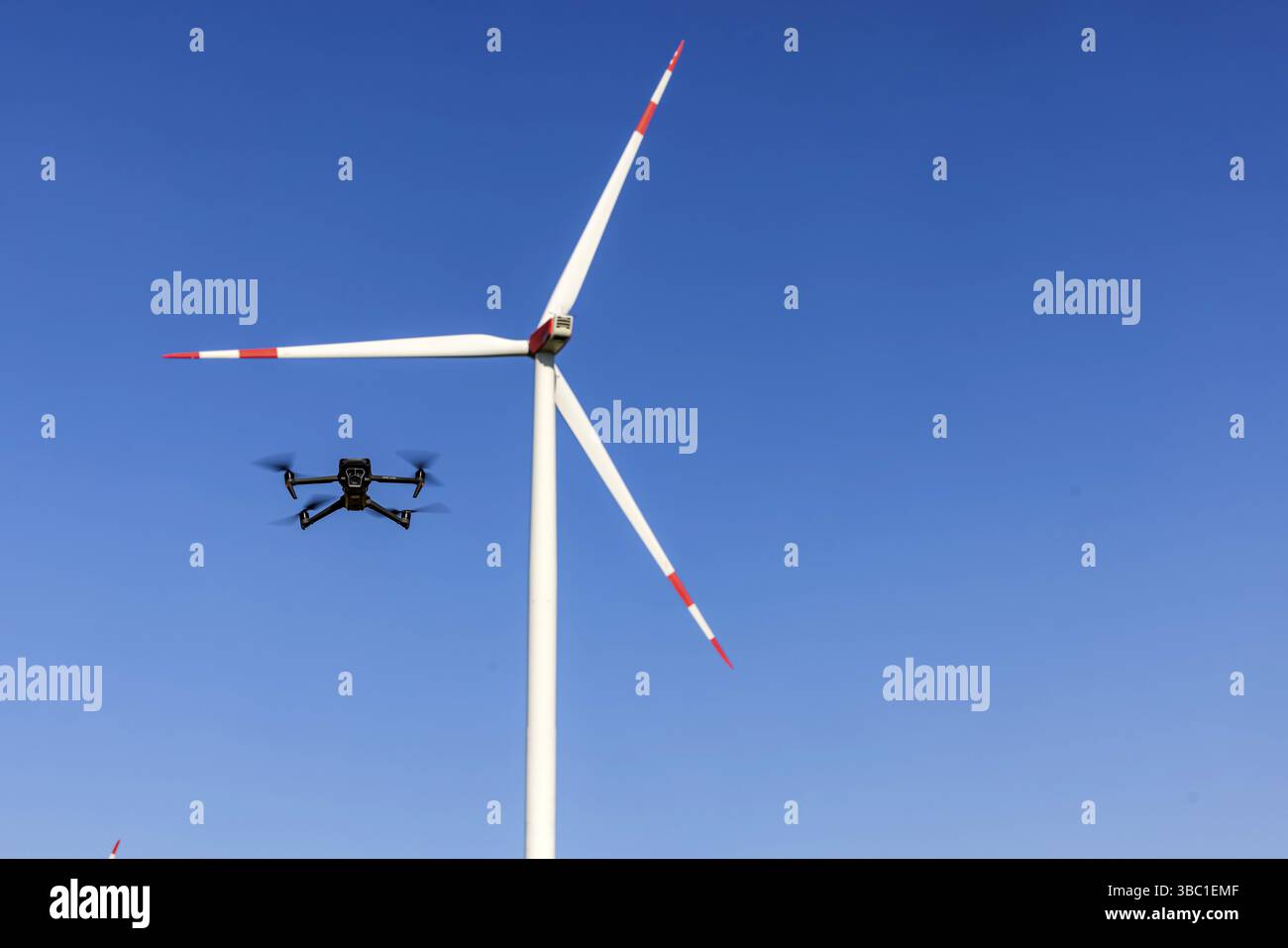 Un drone Mavic 3 Pro vole pour une éolienne dans un parc éolien. Dornstadt, Bade-Wuertemberg, Allemagne, Europe Banque D'Images
