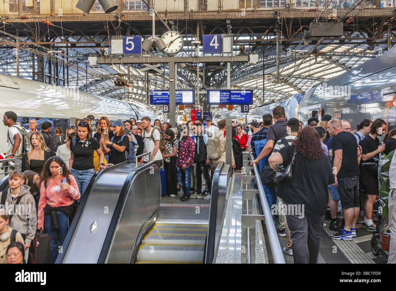 Gare centrale de Cologne. Escaliers menant aux plates-formes. Voyageurs attendant leur train sur le quai. Foule avec flou de mouvement. Cologne, Rhénanie-du-Nord-Wes Banque D'Images