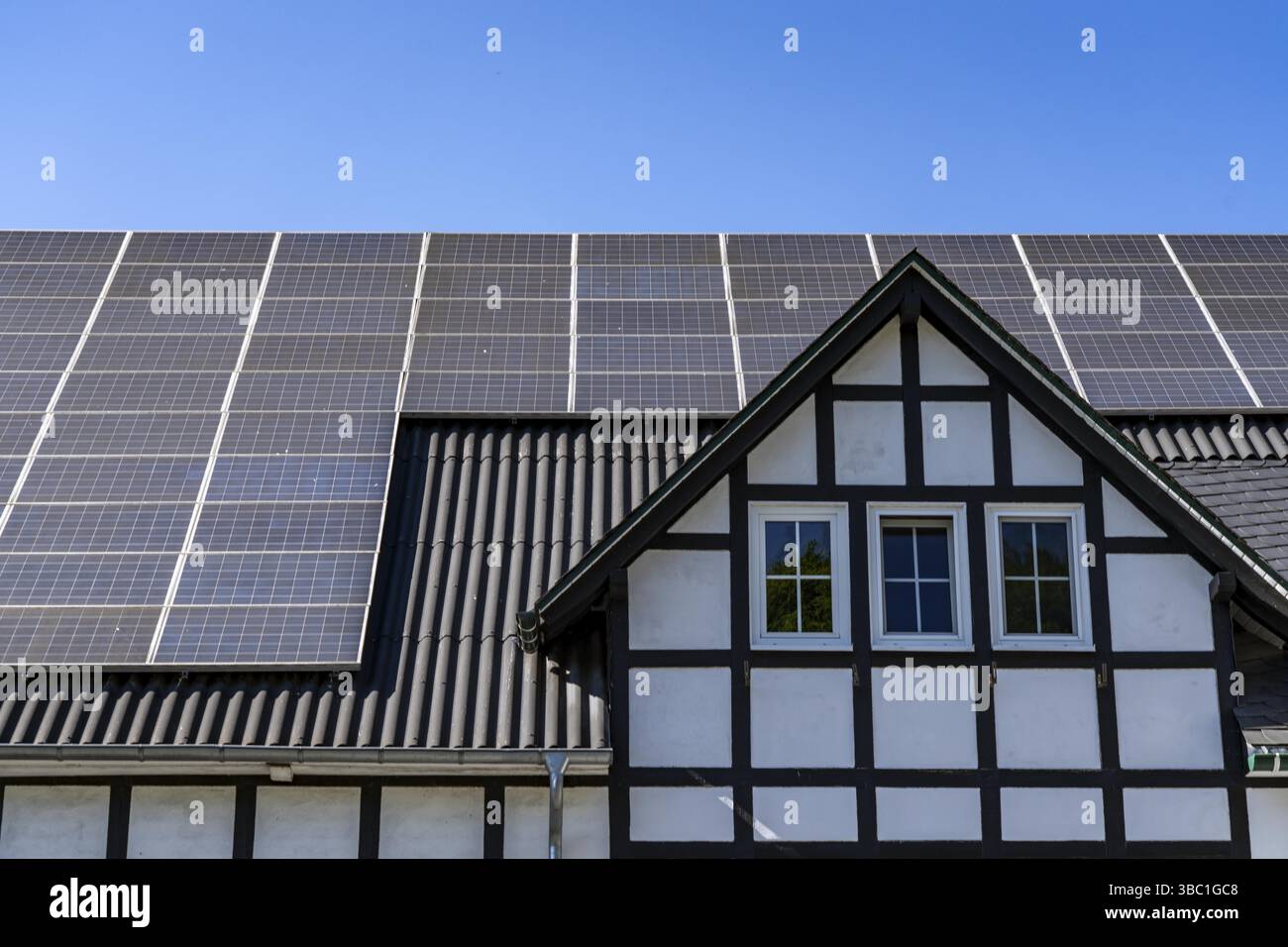 Ferme, bâtiment à colombages, écuries, avec système photovoltaïque sur le toit, dans le Hochsauerlandkreis, Niedersorpe, quartier de Schmallenberg, Nord Banque D'Images
