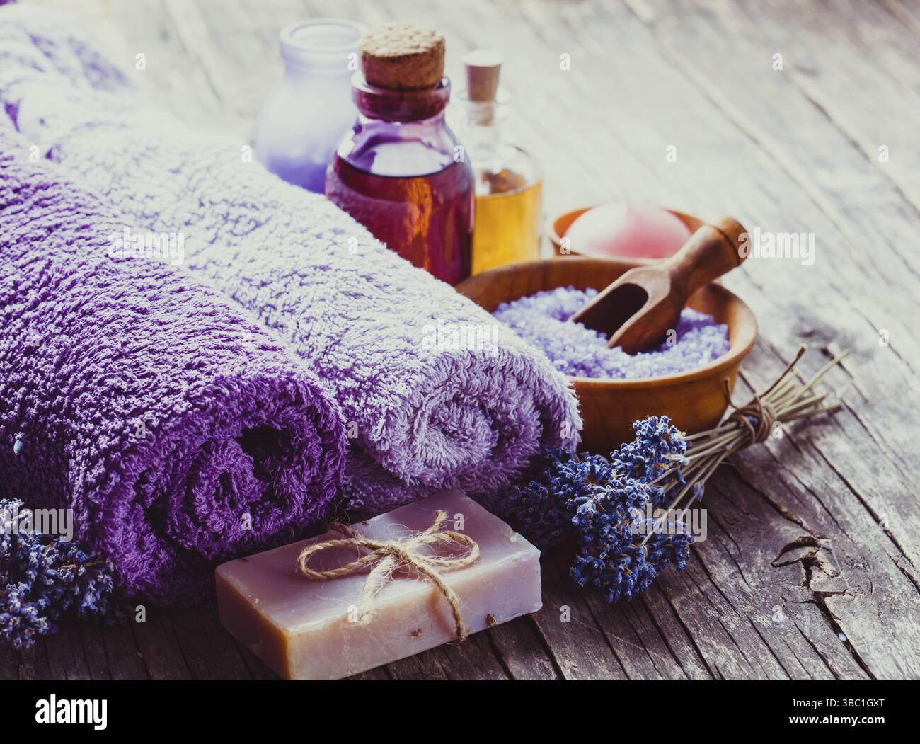 Spa - huile essentielle de lavande, seasalt, serviettes et savon artisanal violet Banque D'Images
