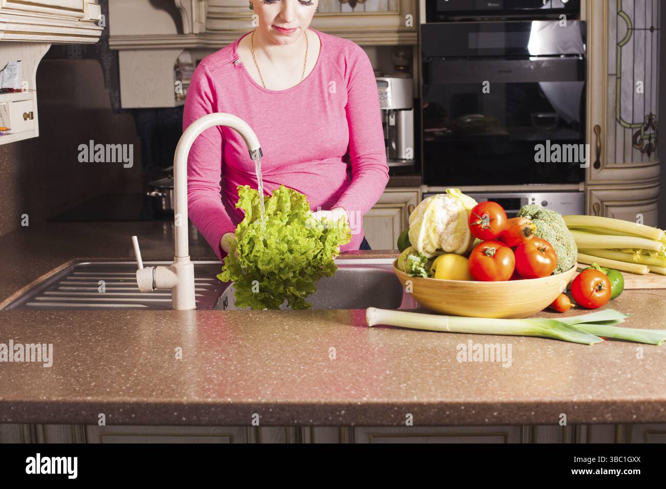 Une femme enceinte a préparé un dîner dans la cuisine. Concept d'alimentation saine Banque D'Images