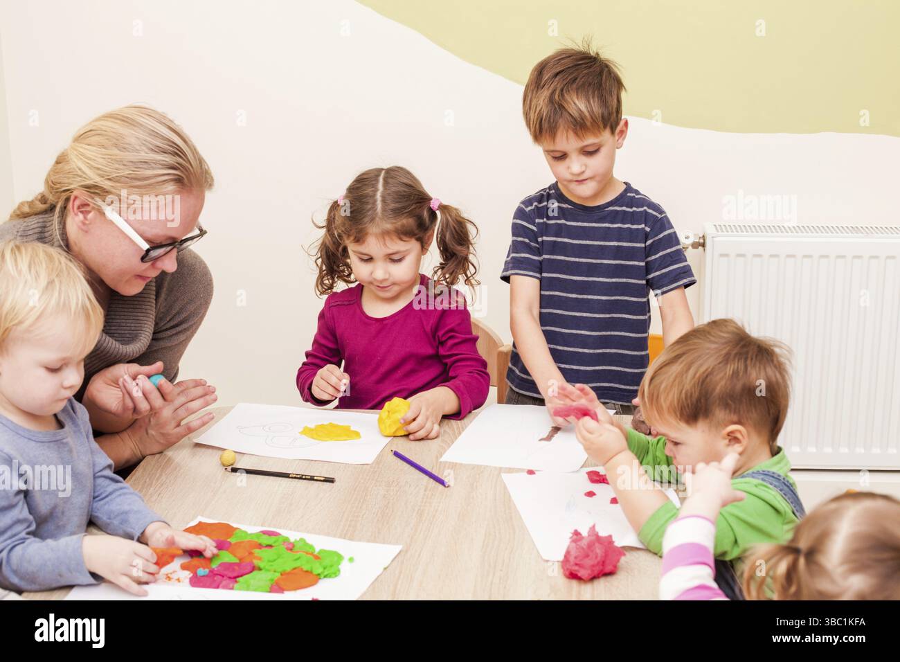 Les enfants est de faire une pâte à modeler les chiffres sur la table, la maternelle, le développement de la leçon la motricité fine Banque D'Images