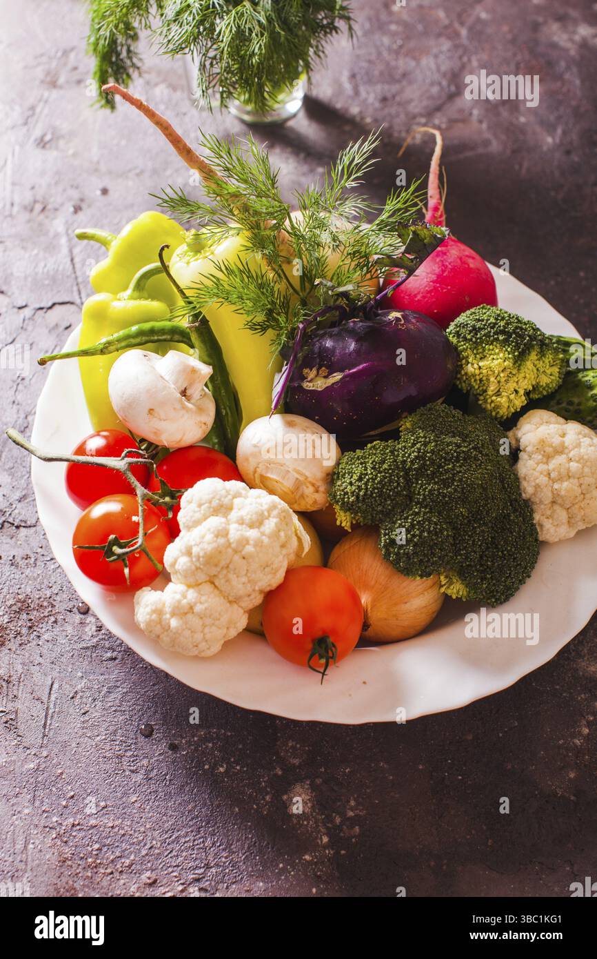 Tous les légumes frais dans une assiette avec aneth Banque D'Images