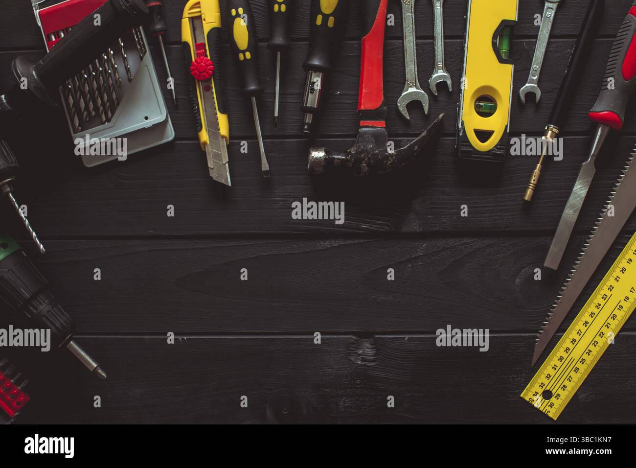 Un ensemble d'outils disposés dans un demi-cercle sur le dessus de la table en bois avec copie espace Banque D'Images