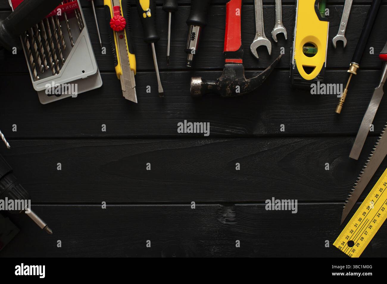 Un ensemble d'outils disposés dans un demi-cercle sur le dessus de la table en bois avec copie espace Banque D'Images