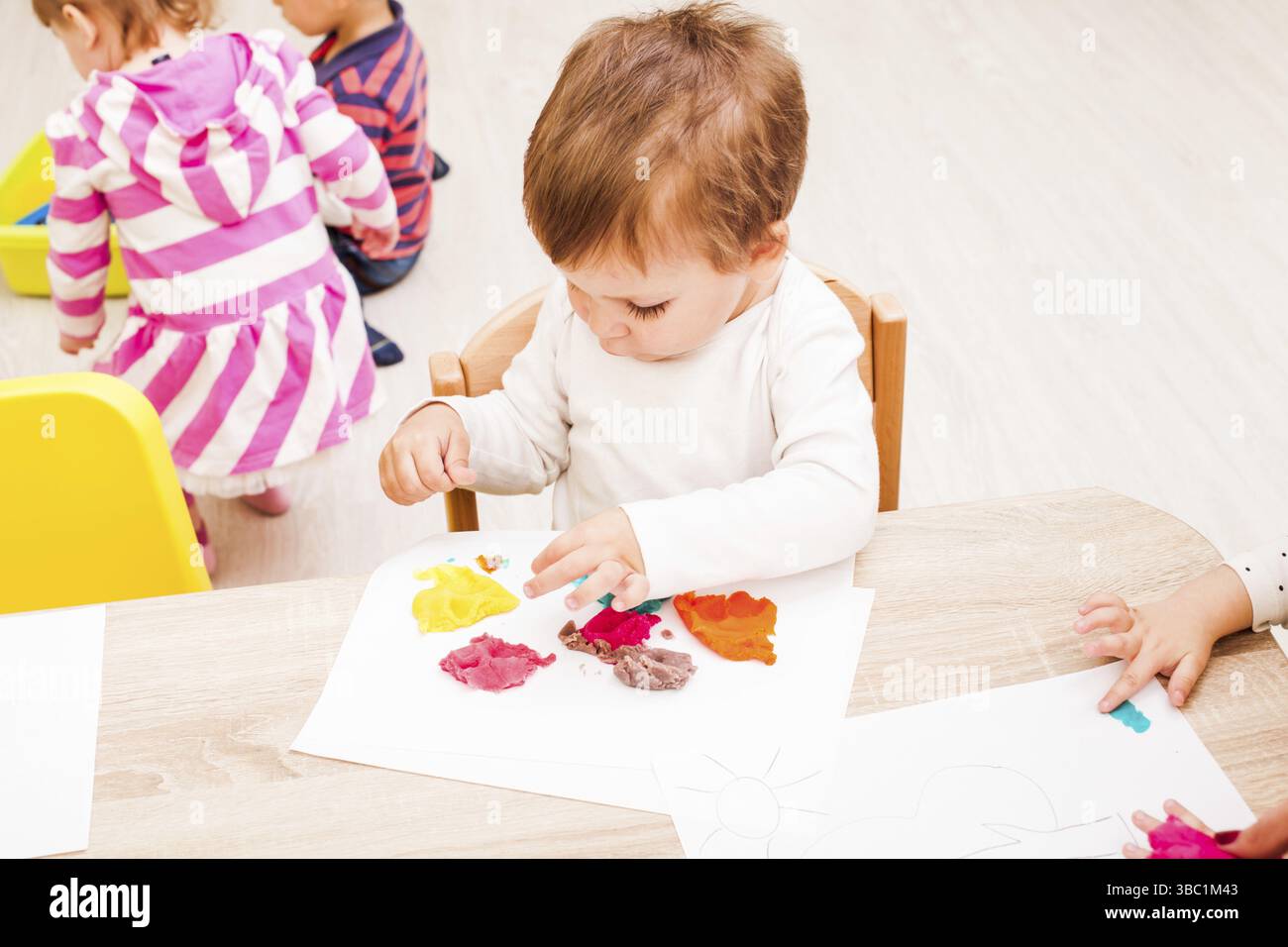 Les enfants est de faire une pâte à modeler les chiffres sur la table, la maternelle, le développement de la leçon la motricité fine Banque D'Images
