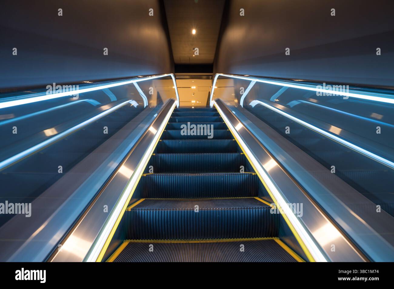 Escalator vide dans l'immeuble de bureaux moderne Banque D'Images