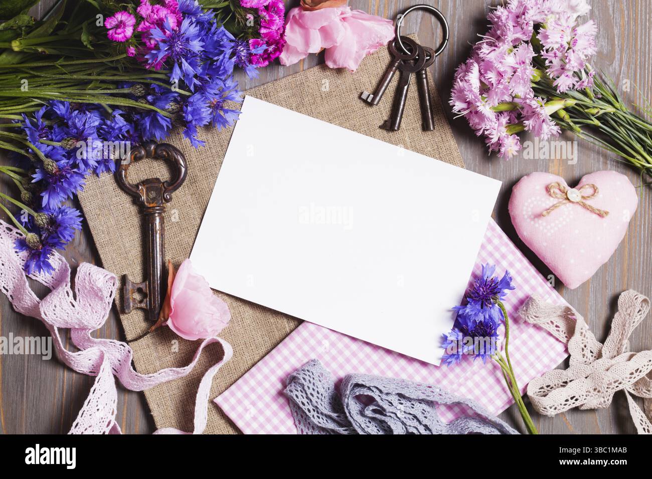 Pour mettre la main - anciennes clés, fleurs, tissu, dentelle et balise vide Banque D'Images