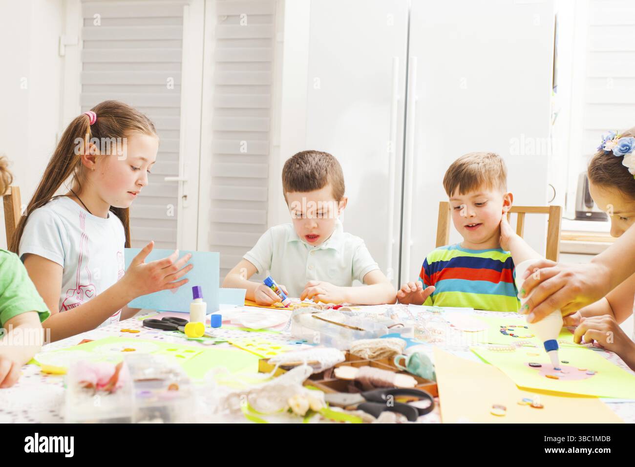Carte-cadeau principale pour les mères. Projet d'art pour les enfants pour les vacances - fête des mères. Les enfants font des cartes de vœux pour leurs mamans pour les vacances Banque D'Images