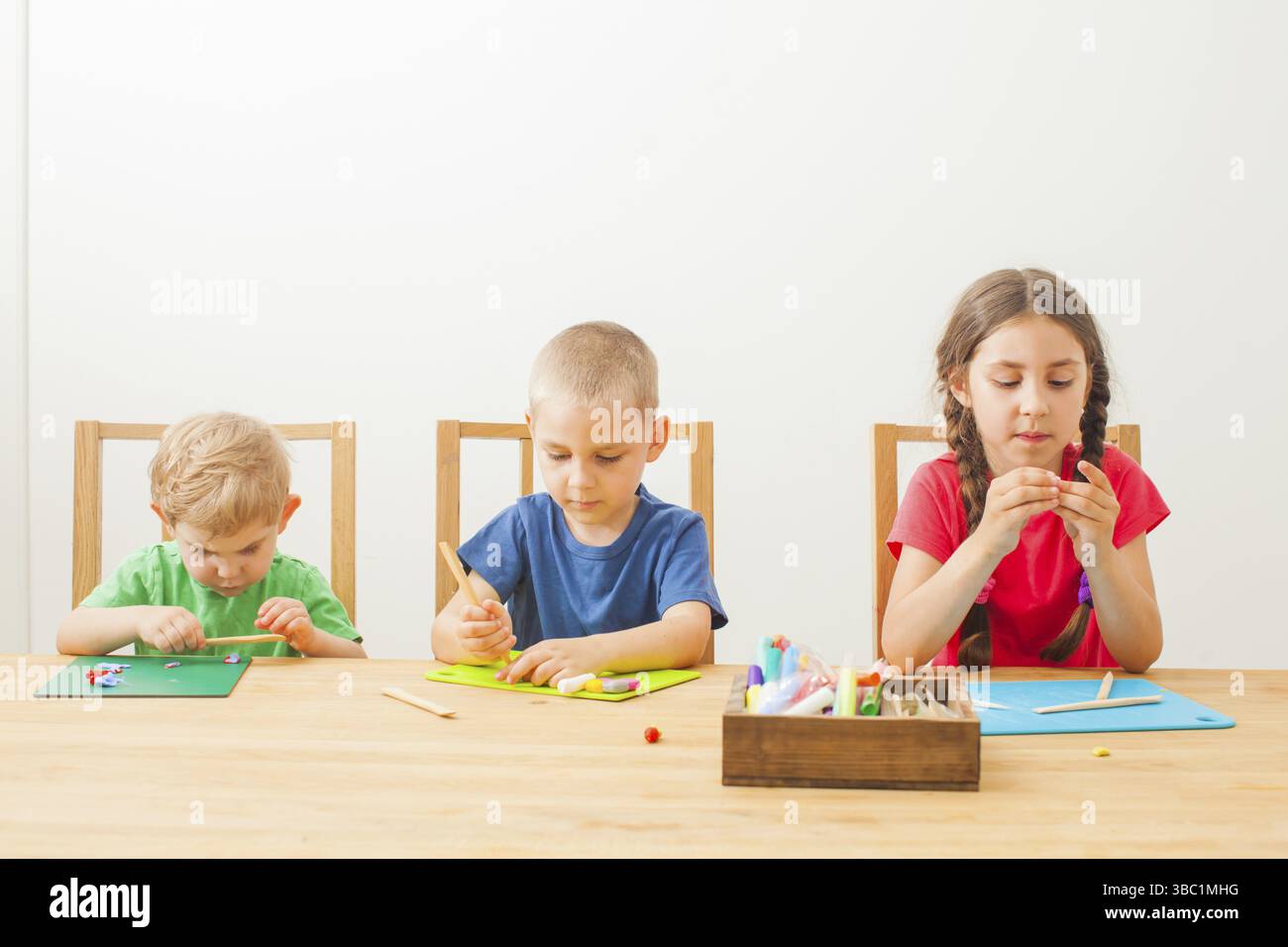 Accueil shcooling. Frères et soeur ensemble jouer et apprendre avec moulage argile colorée à la table. Les enfants jouent avec la pâte à modeler ou de la pâte, Banque D'Images