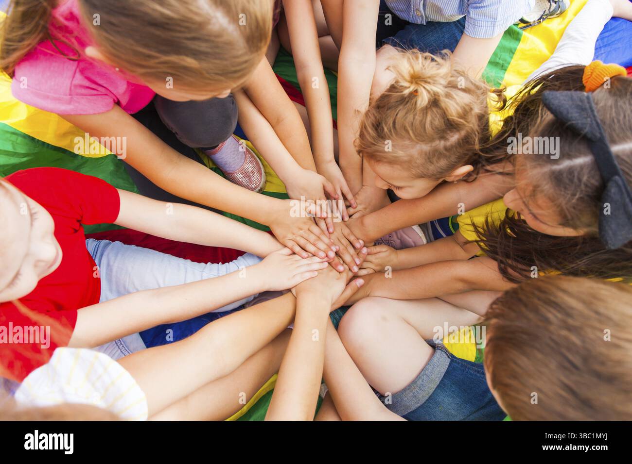 Les enfants heureux des membres d'une grande famille passent du temps ensemble. Frères et sœurs faisant un cercle de leurs mains sur une réunion de famille. Bonne famille Banque D'Images