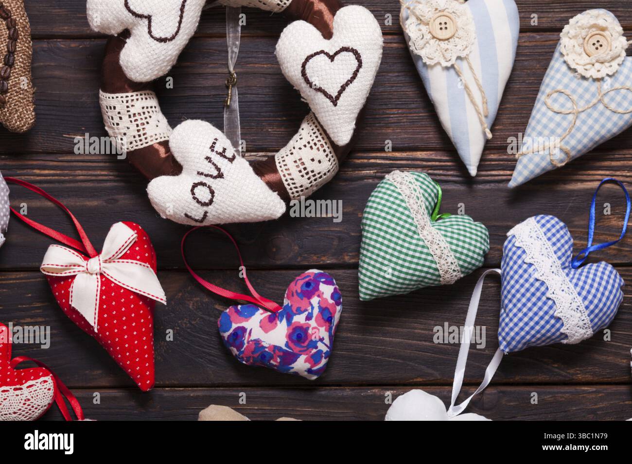 Variété de produits textiles et de coeurs en bois sur le marché de vacances. Valentine day Banque D'Images
