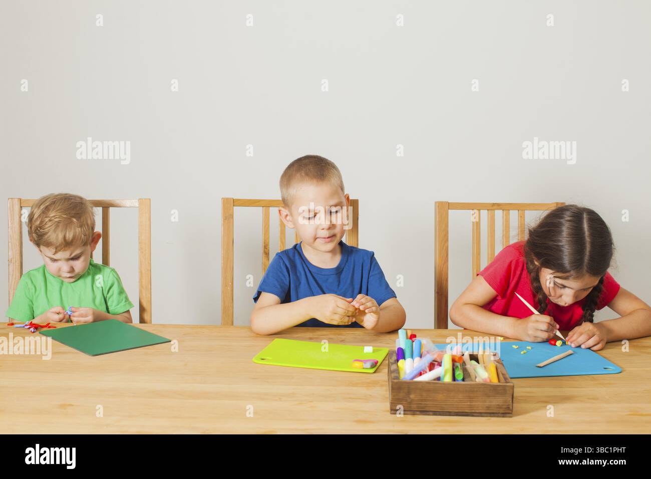 Creative Kids avec moulage argile colorée à la maison. Frères et sœurs ont cours à l'enseignement à domicile. Du temps en famille piscine Banque D'Images