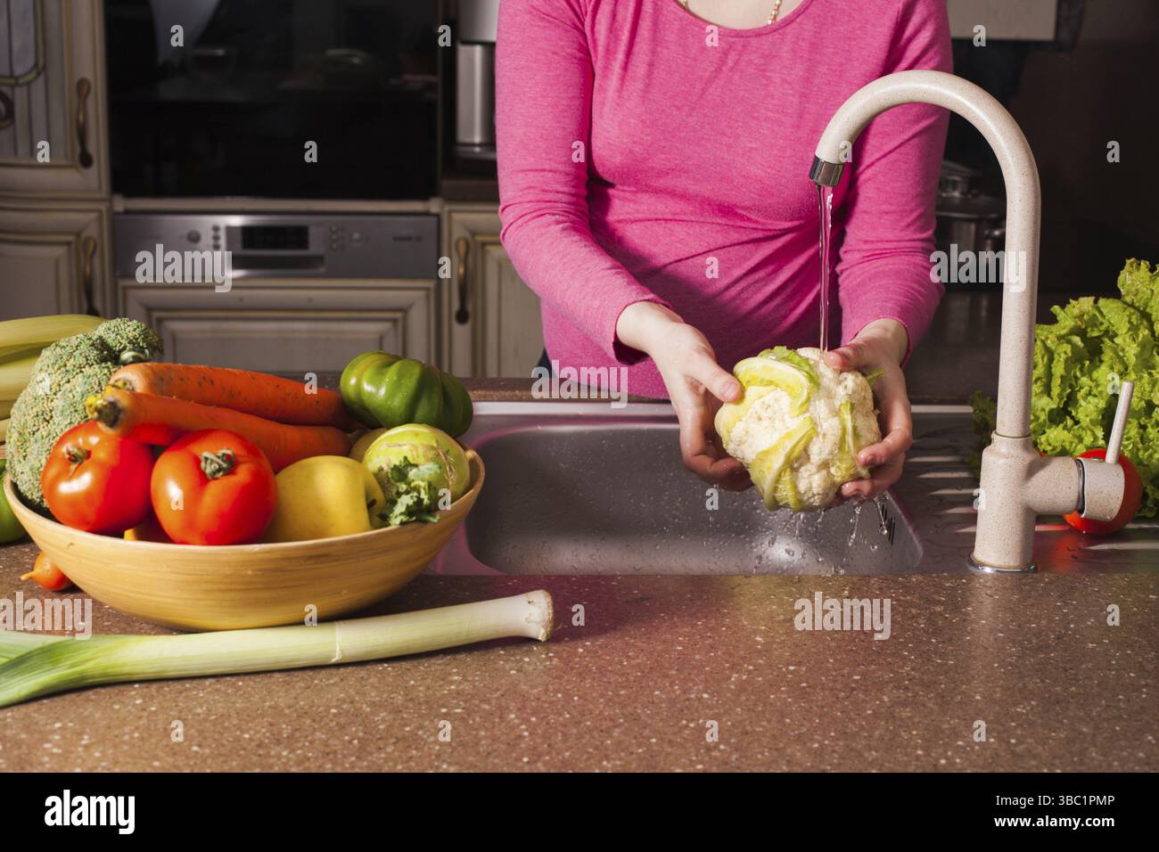 Une femme enceinte a préparé un dîner dans la cuisine. Concept d'alimentation saine Banque D'Images