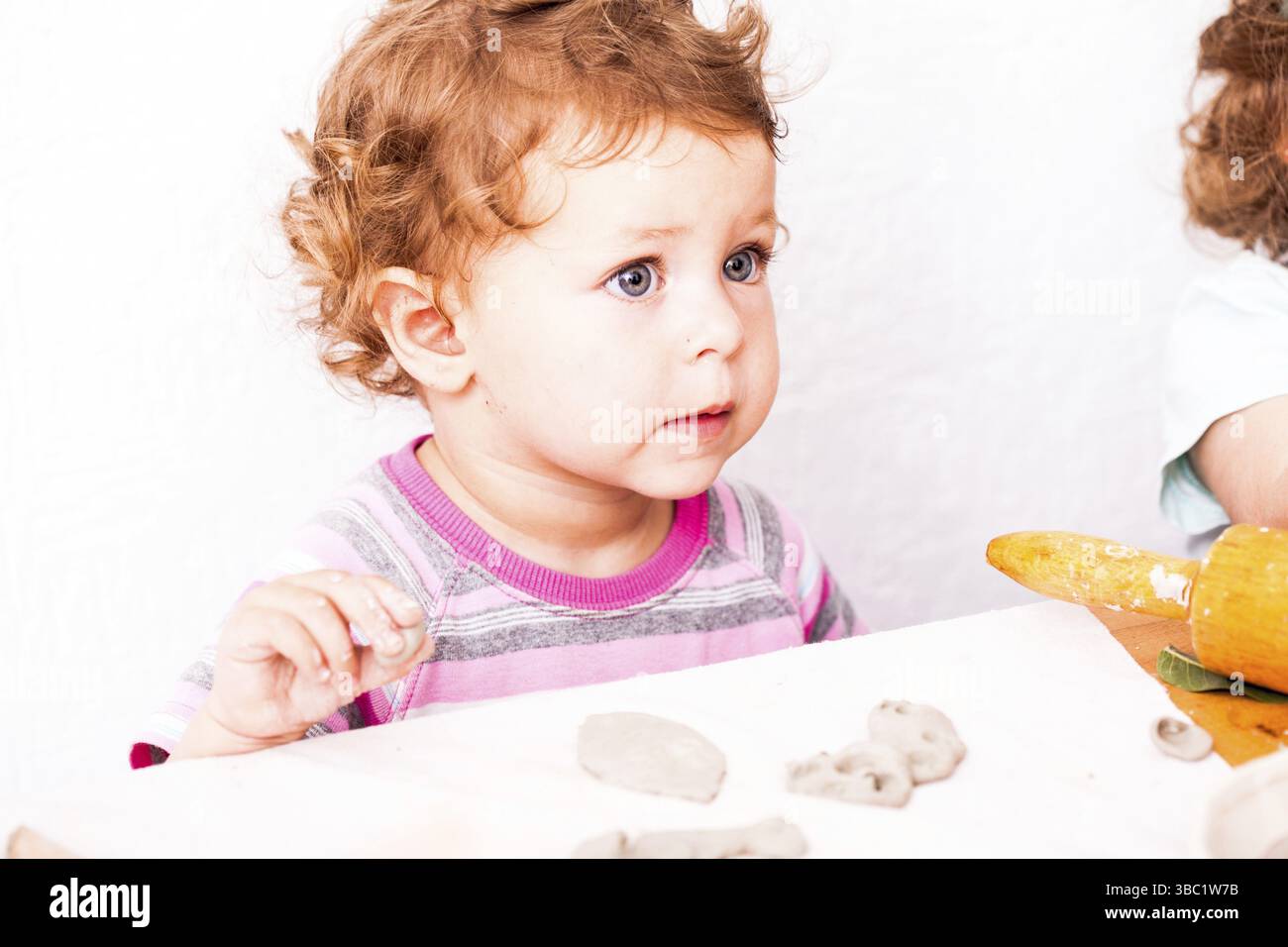 Ensemble d'animaux mignons fabriqués à partir de pâte à modeler par les enfants Banque D'Images
