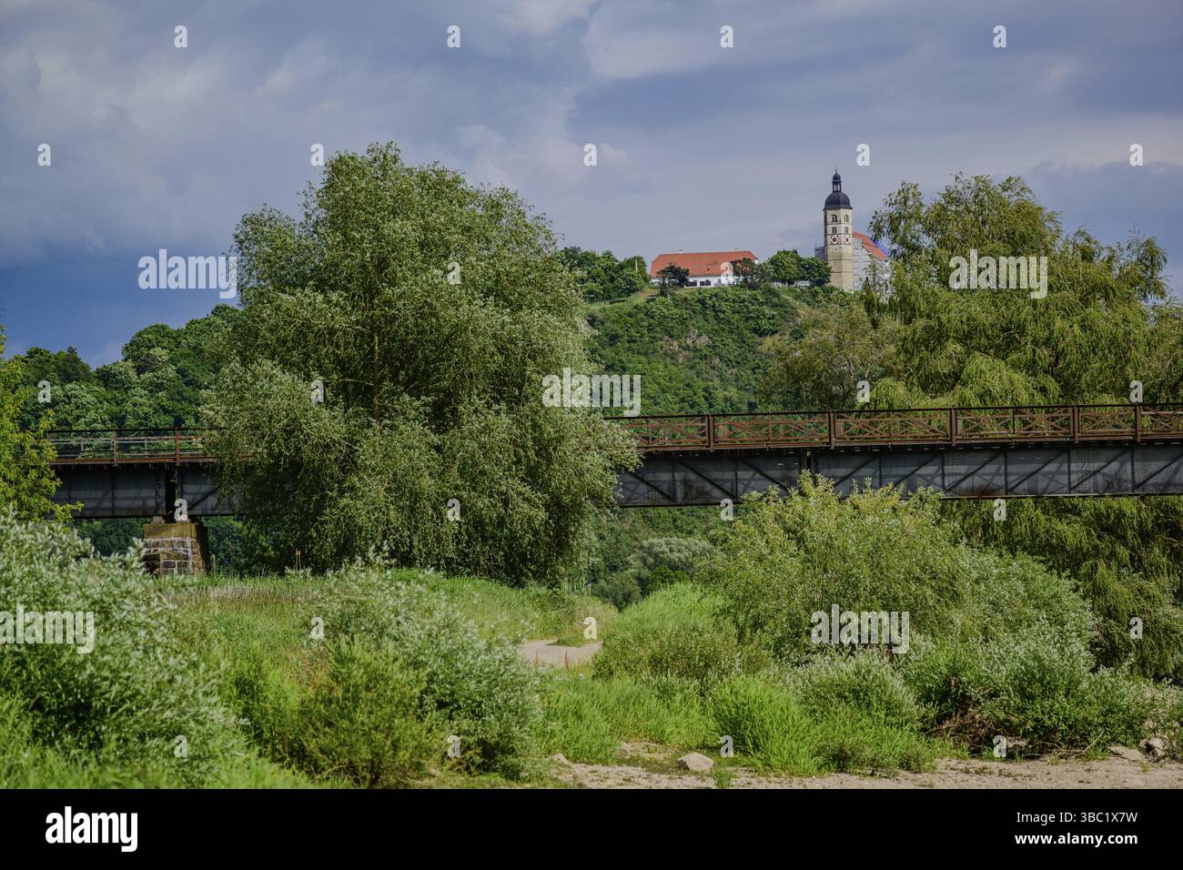 Paysage avec église sur une colline et pont de chemin de fer au premier plan. Ciel nuageux, Bogen, basse-Bavière Banque D'Images