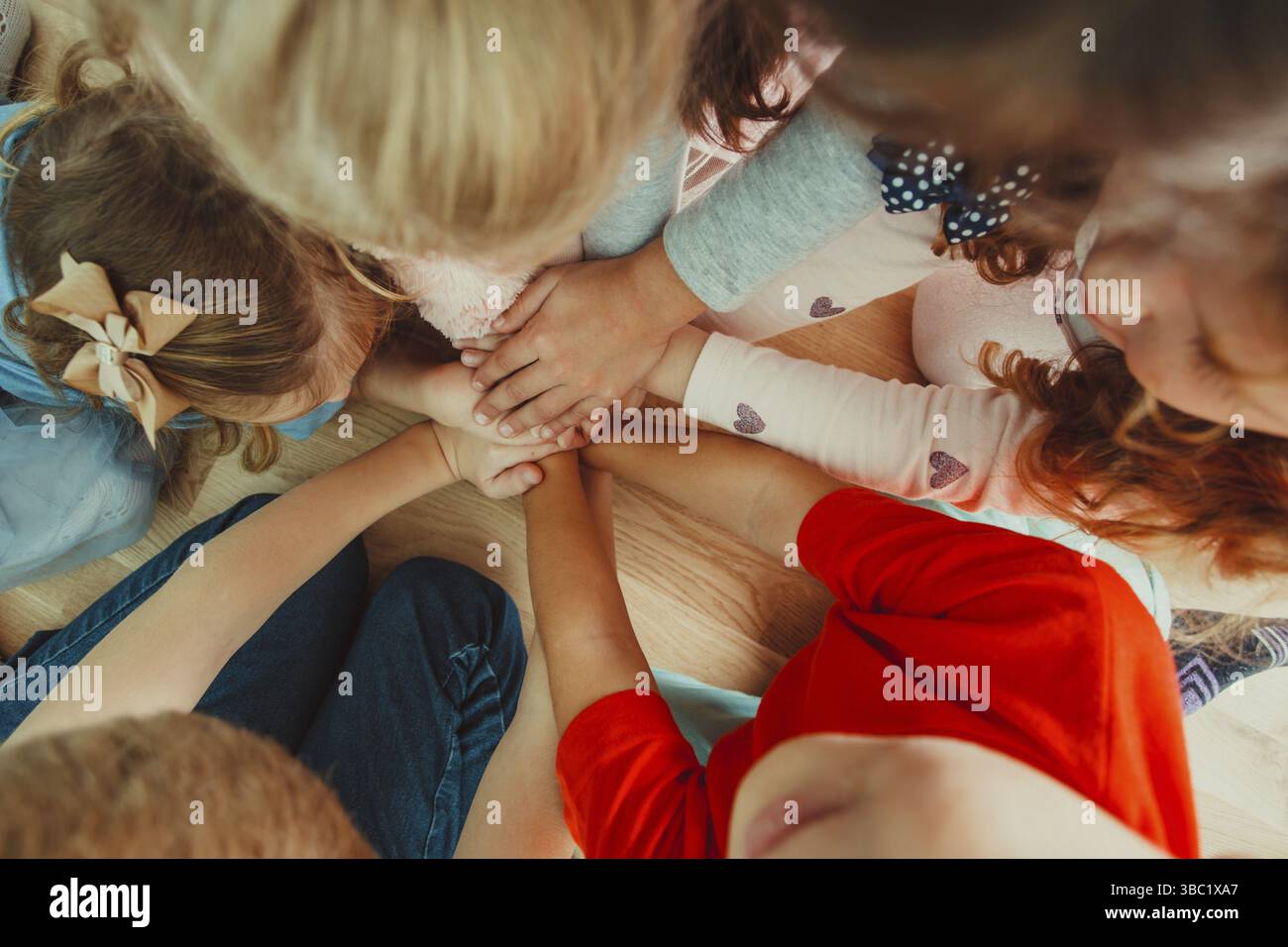 Groupe d'enfants de mettre leurs mains à l'intérieur, concept friedly Banque D'Images