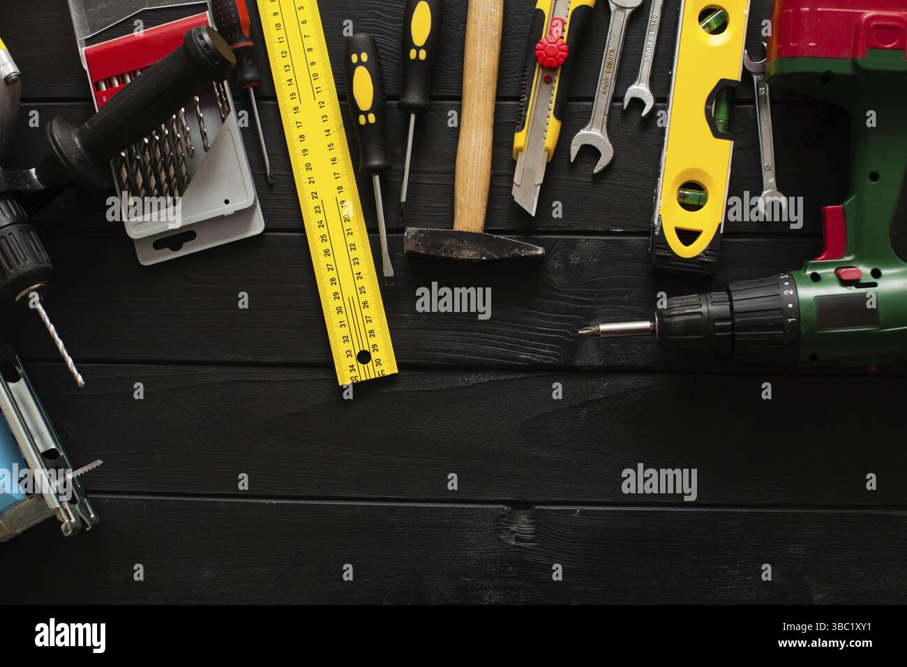Un ensemble d'outils disposés dans un demi-cercle sur le dessus de la table en bois avec copie espace Banque D'Images
