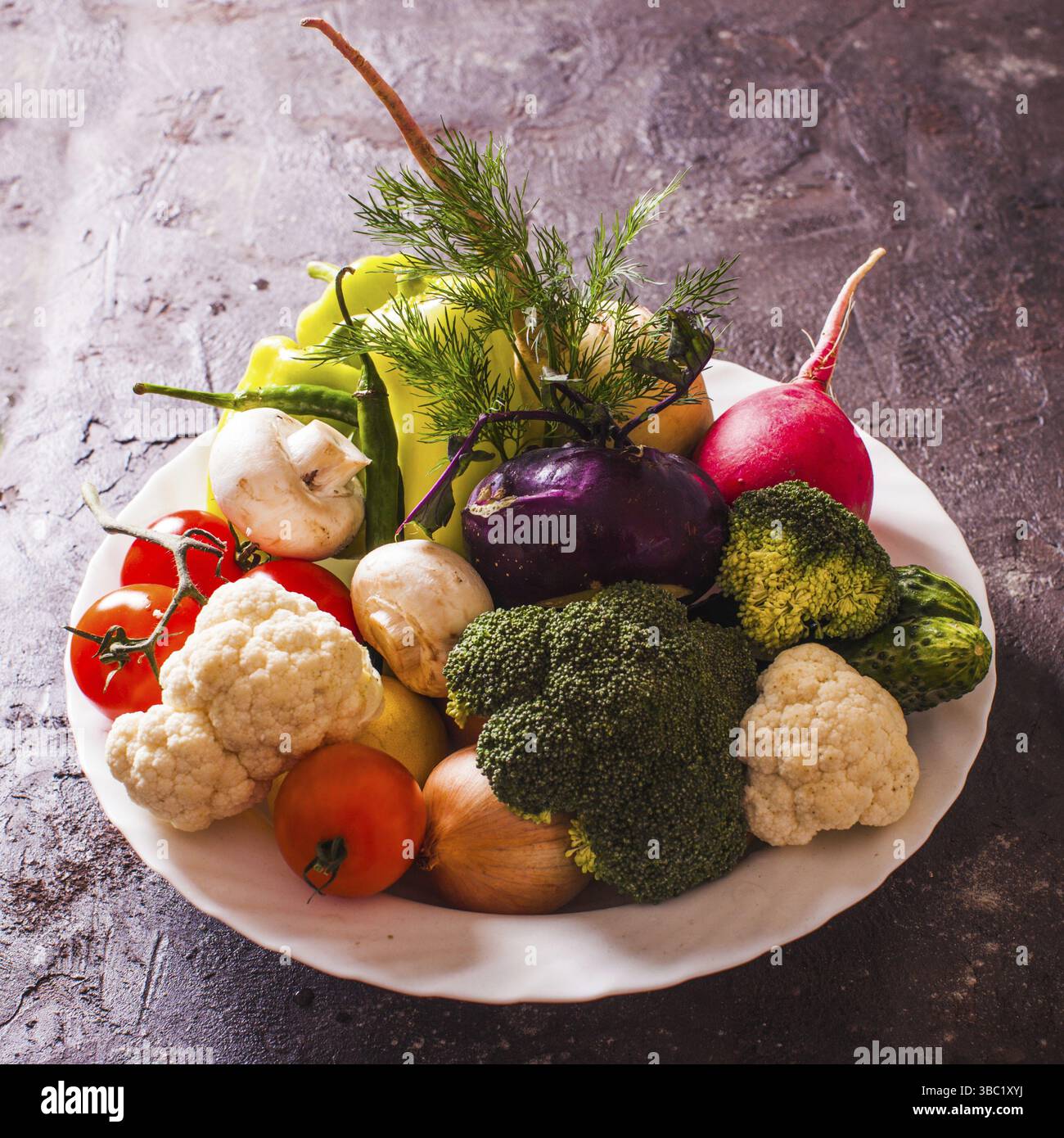 Tous les légumes frais dans une assiette avec aneth Banque D'Images
