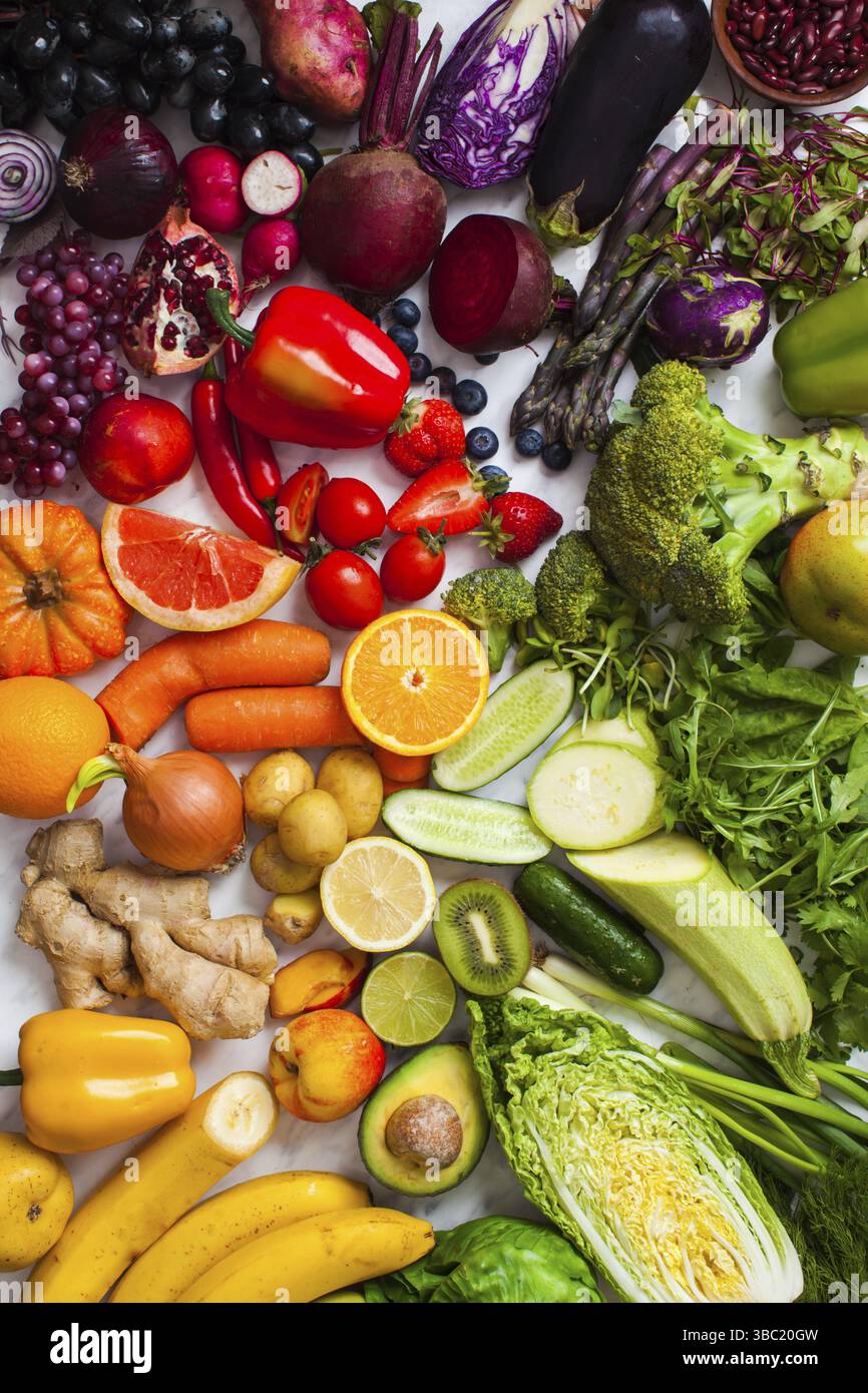 Fruits et légumes arc-en-ciel sur une table. Vue de dessus nourriture végétalienne, anti-âge et régime alcalin, alimentation saine Banque D'Images