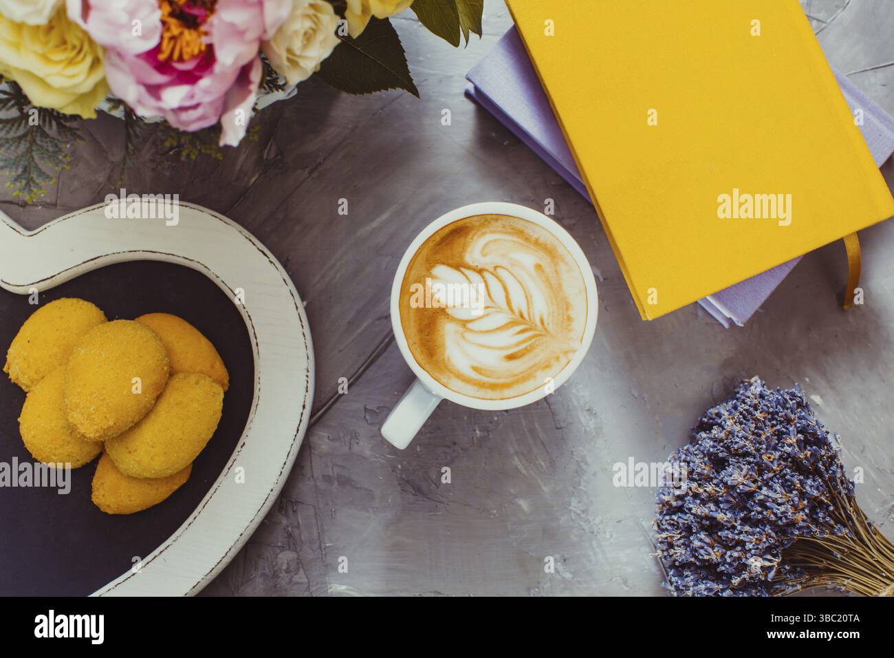 Encore plus de vie avec la lavande et la tasse de cappuccino avec des biscuits et des livres Banque D'Images
