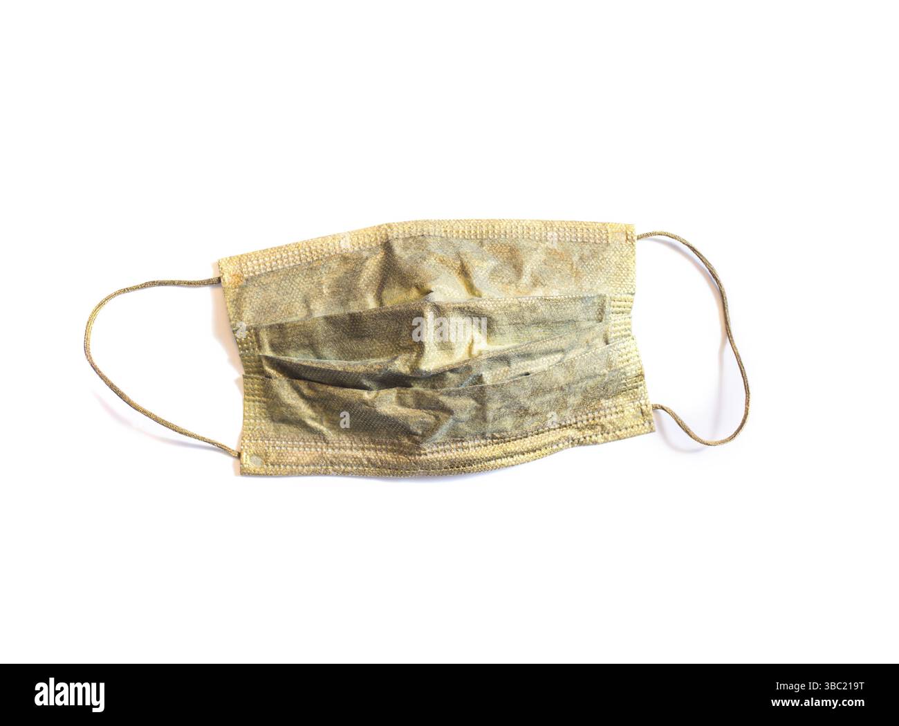 Un masque de protection médical de couleur or sur fond blanc. Masque de protection comme chose importante de nos jours. En hauteur, espace de copie sur fond blanc Banque D'Images