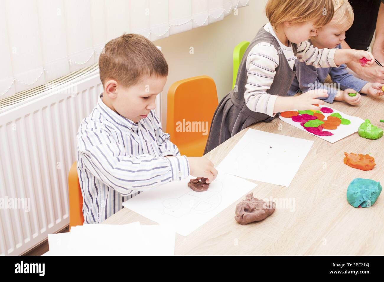 Les enfants est de faire une pâte à modeler les chiffres sur la table, la maternelle, le développement de la leçon la motricité fine Banque D'Images