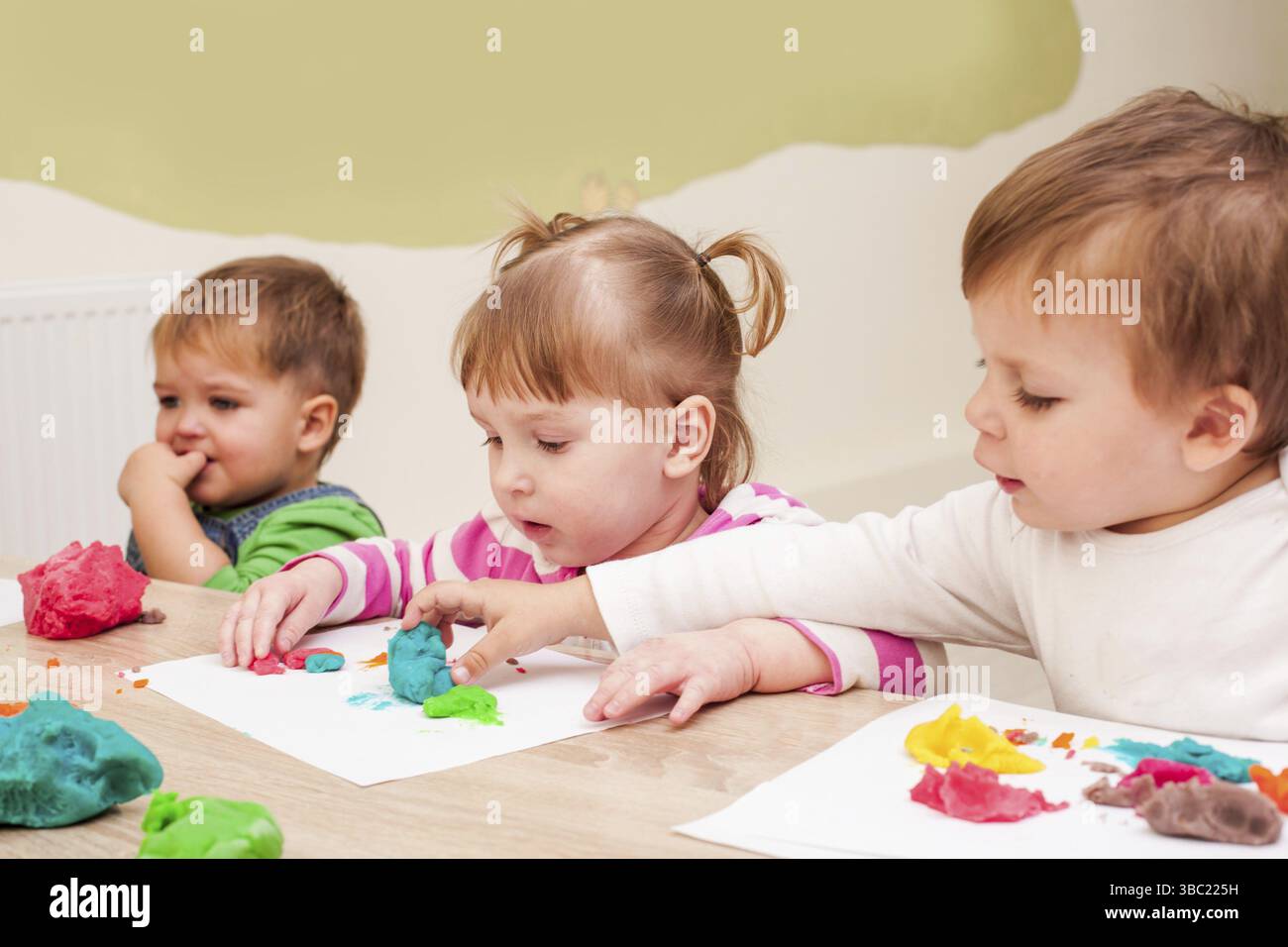 Les enfants est de faire une pâte à modeler les chiffres sur la table, la maternelle, le développement de la leçon la motricité fine Banque D'Images