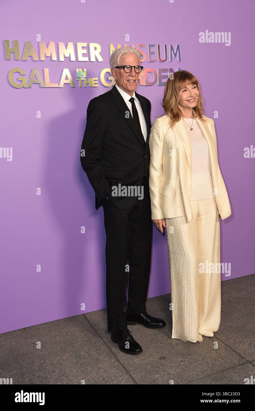 Ted Danson, left, and Mary Steenburgen arrive at the 20th annual Hammer Museum Gala in the Garden on Saturday, May 17, 2025, at Hammer Museum in Los Angeles. (Photo by Richard Shotwell/Invision/AP) Banque D'Images