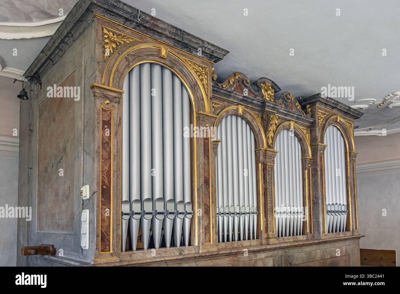 L'orgue, St Pierre et Paul est une église paroissiale catholique romaine à Eckarts près de Niedersonthofener See, Allgaeu, Souabe, Bavière, Allemagne, Europe Banque D'Images