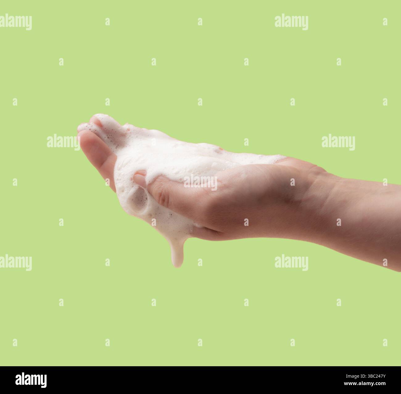 Produit de nettoyage ou savon naturel foram dans la main, notion de soin pour les mains Banque D'Images