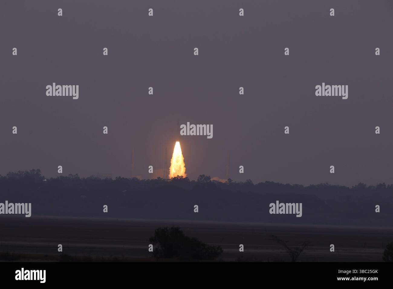 Lancement de fusée : PSLV C-61 la mission PSLV-C61 de l ISRO, qui devait être le 101e lancement du programme spatial indien, échoua au cours de sa troisième phase de vol. Échec de lancement : la mission PSLV-C61, transportant le satellite d'observation de la Terre EOS-09, a rencontré un problème au cours de la troisième phase, empêchant le satellite d'atteindre son orbite prévue. Sriharikota ISRO Satish Dhawan Rocket Centre India Copyright : xSeshadrixSukumarx Banque D'Images