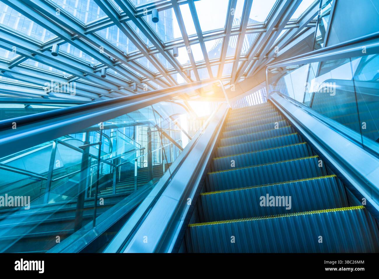 Escalator vide dans l'immeuble de bureaux moderne Banque D'Images