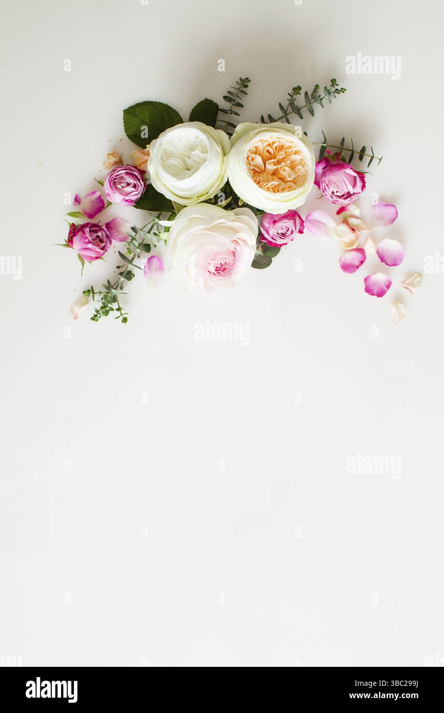 Ronde Floral frame mariage télévision lay. Fleurs rose top view with copy space Banque D'Images