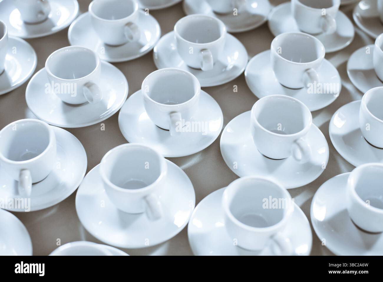 Motif simple composé de tasses de café vides dans le buffet du restaurant Banque D'Images