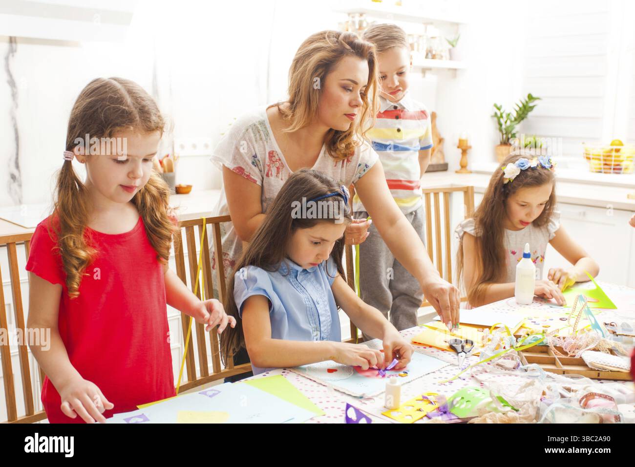 Enseignant avec les enfants de l'école à la classe d'artisanat créatif Banque D'Images