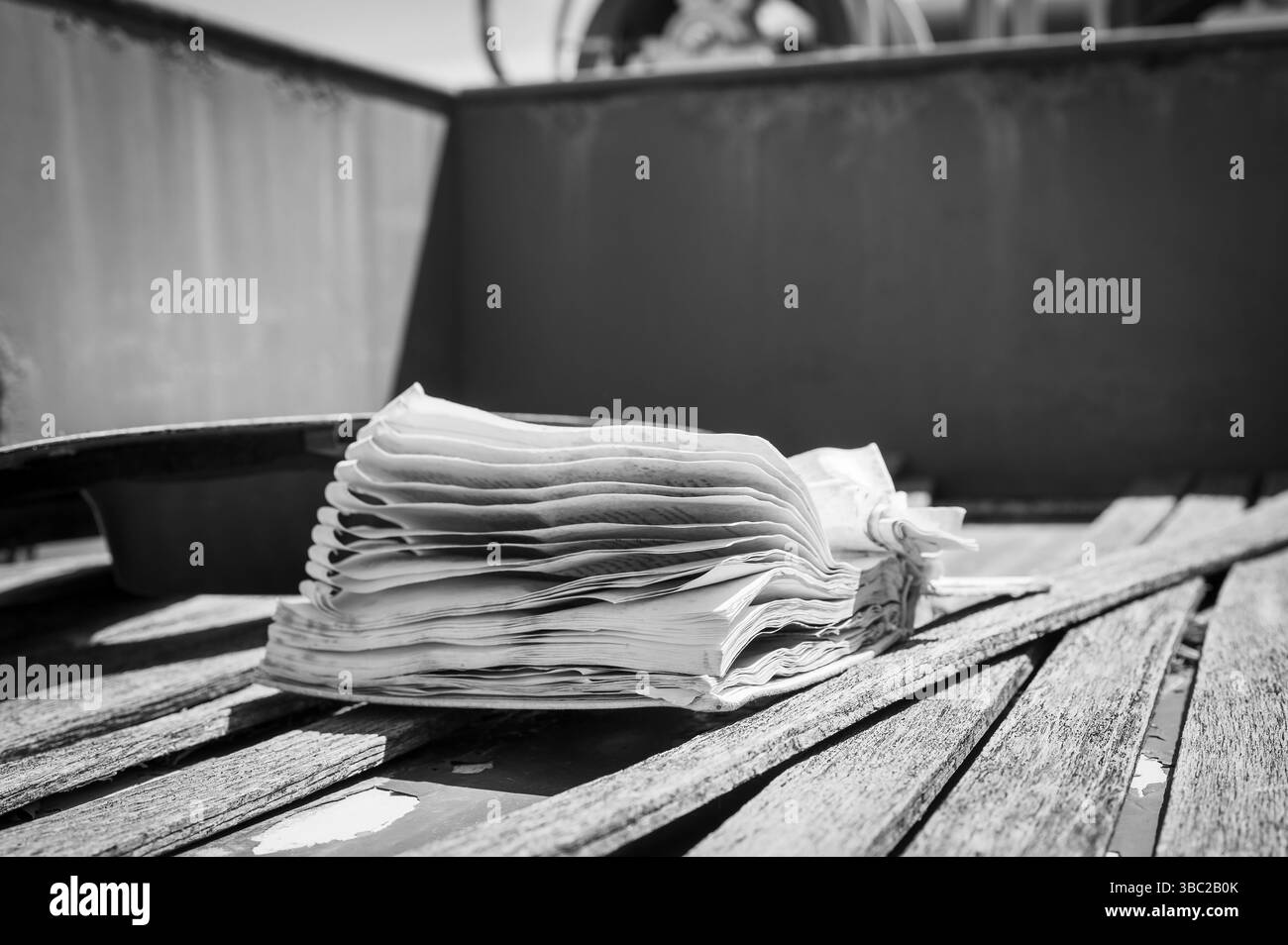 Un livre altéré souffle dans le vent au musée minier Boron California. Bore California, États-Unis. Image en noir et blanc. Banque D'Images