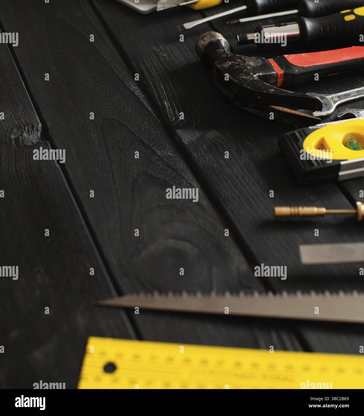 Un ensemble d'outils disposés dans un demi-cercle sur le dessus de la table en bois avec copie espace Banque D'Images