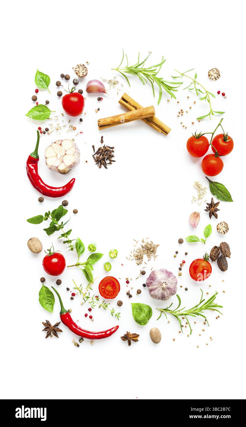 Maquette du menu de cuisine italienne. Lieu pour le texte, conception pour l'industrie alimentaire. Vue de dessus des herbes et des épices isolées sur le fond blanc Banque D'Images
