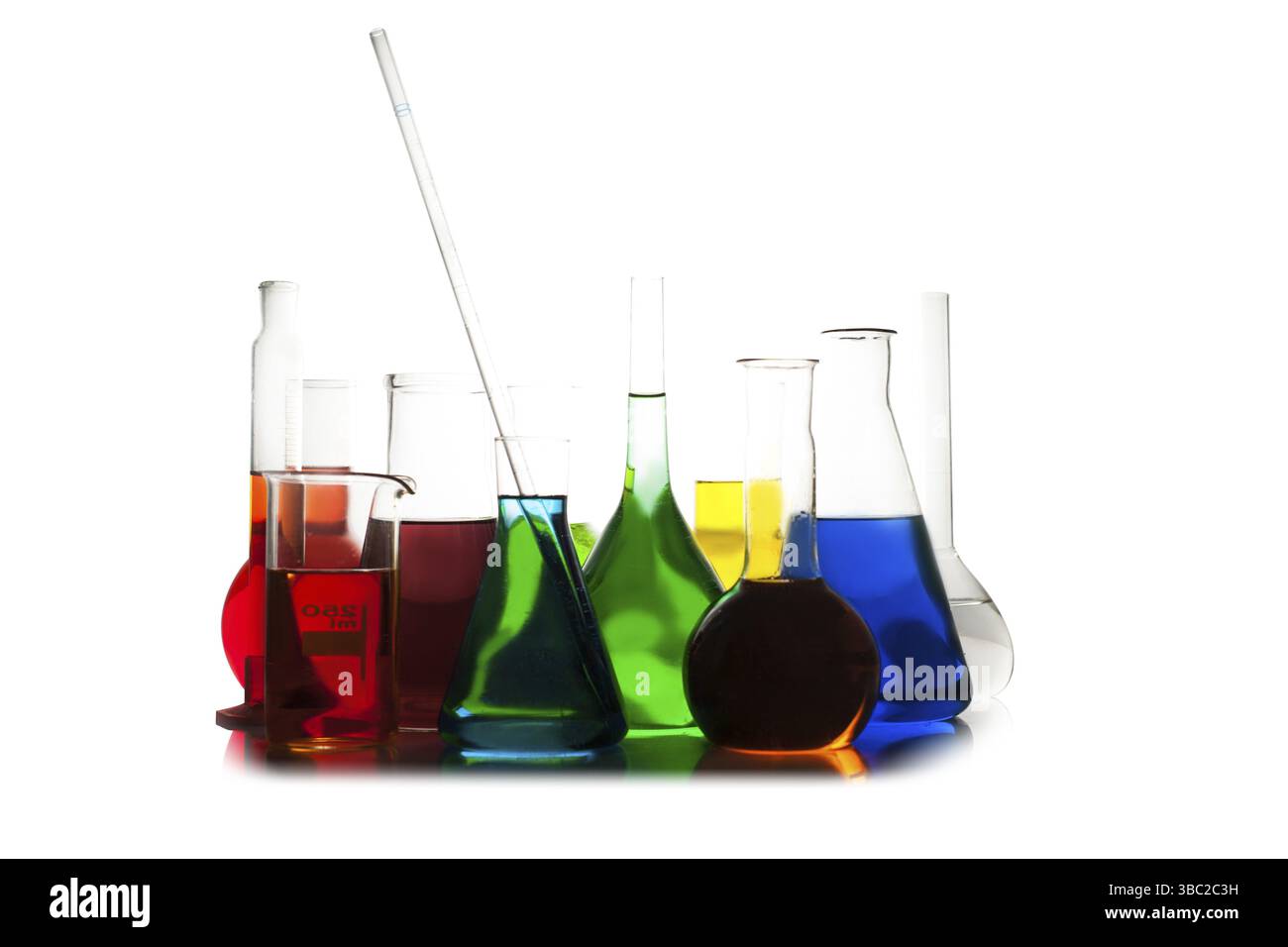 Le verre de laboratoire avec des liquides, de couleur arc-en-ciel vie encore chimie Banque D'Images