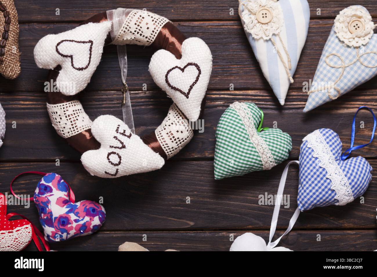 Variété de produits textiles et de coeurs en bois sur le marché de vacances. Valentine day Banque D'Images