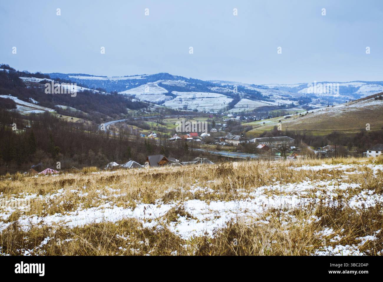 L'automne et l'hiver se rencontrent sur les champs. Paysage pastoral Banque D'Images